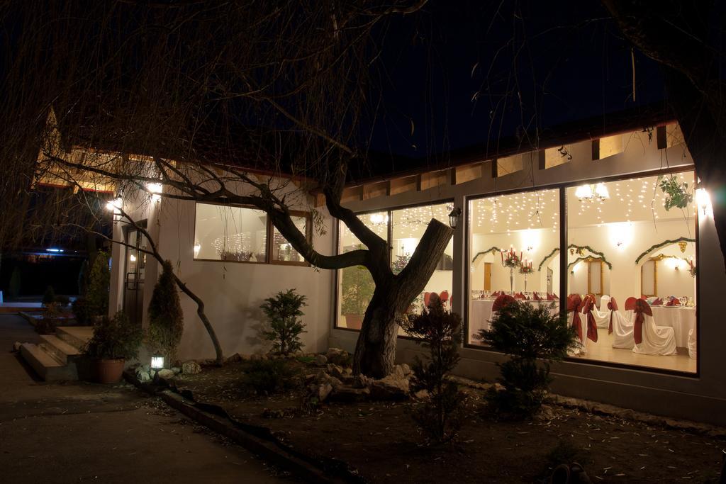 Pension Club Montana Campina Bagian luar foto