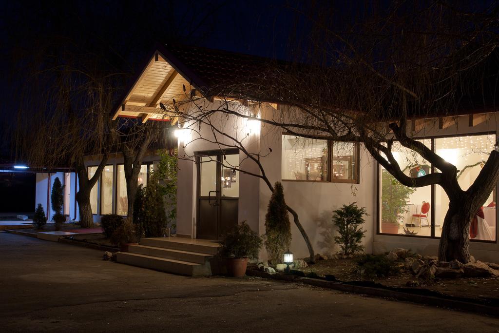 Pension Club Montana Campina Bagian luar foto