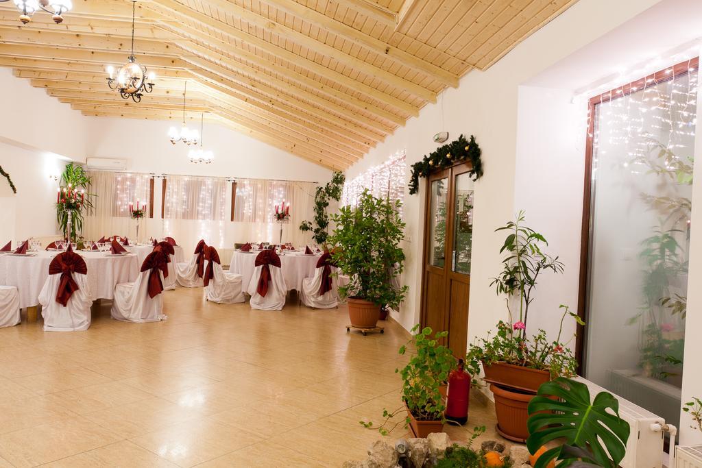 Pension Club Montana Campina Bagian luar foto