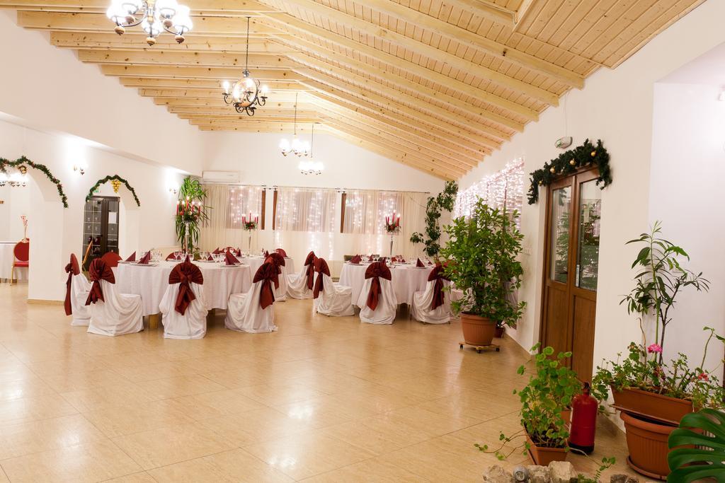 Pension Club Montana Campina Bagian luar foto