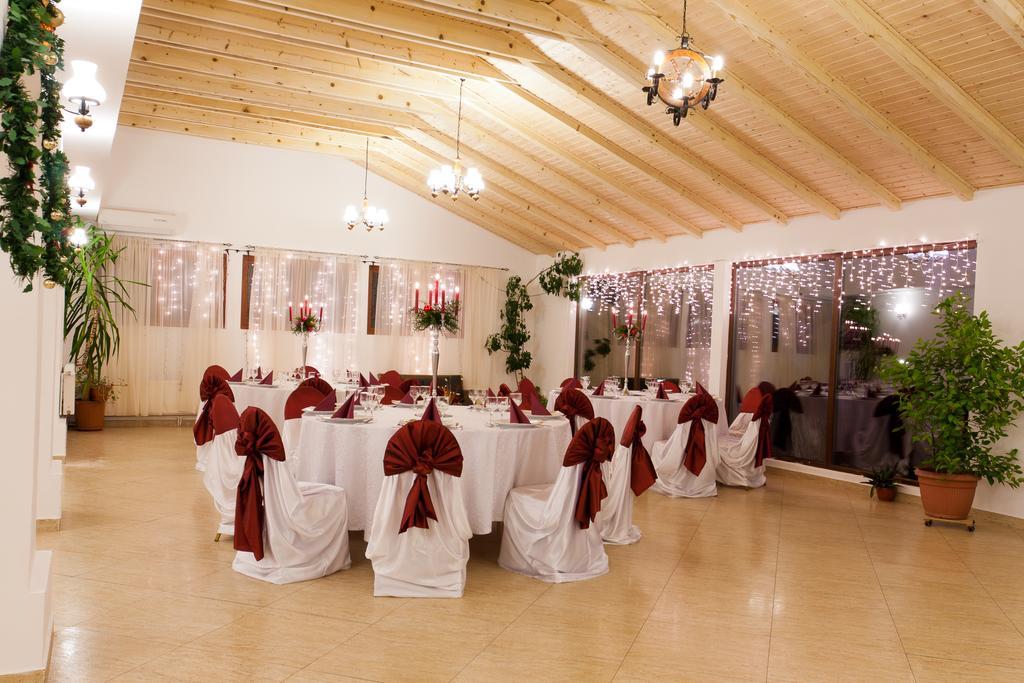 Pension Club Montana Campina Bagian luar foto