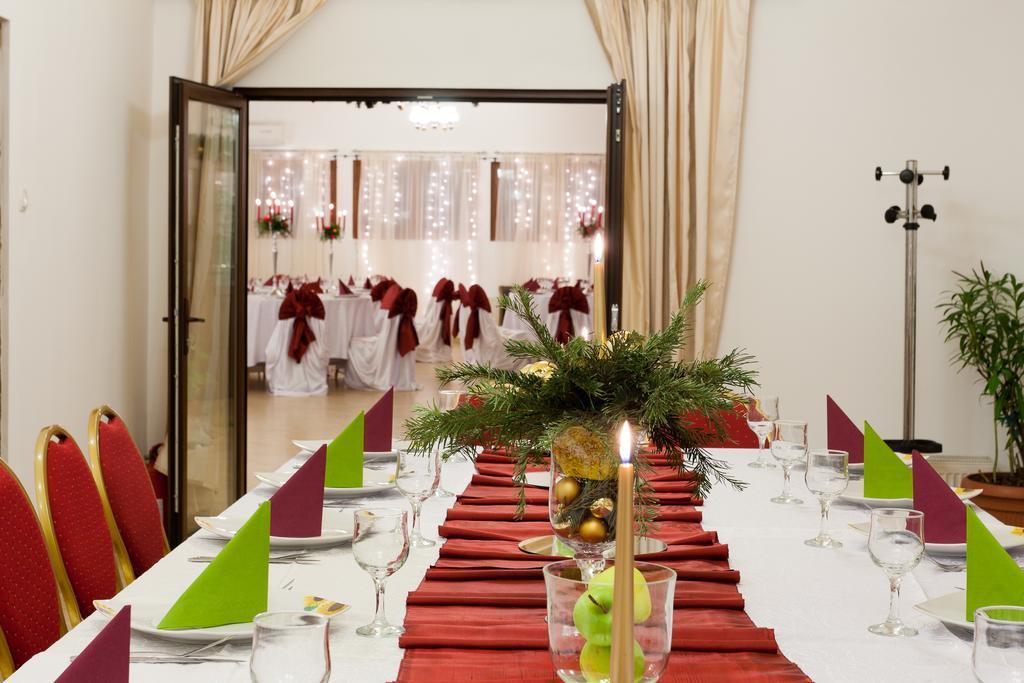 Pension Club Montana Campina Bagian luar foto