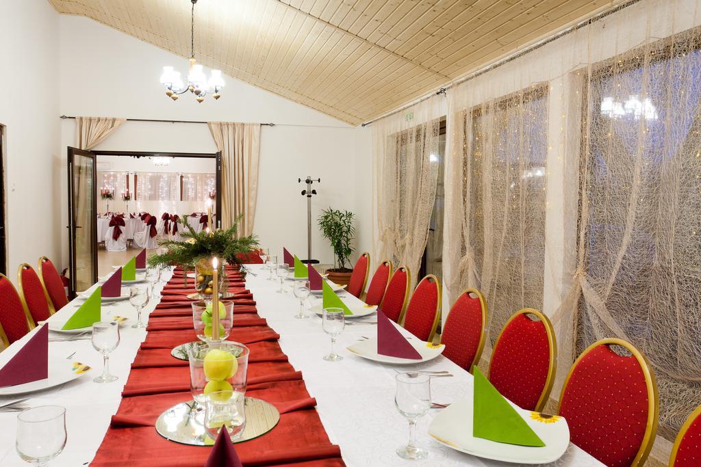 Pension Club Montana Campina Bagian luar foto