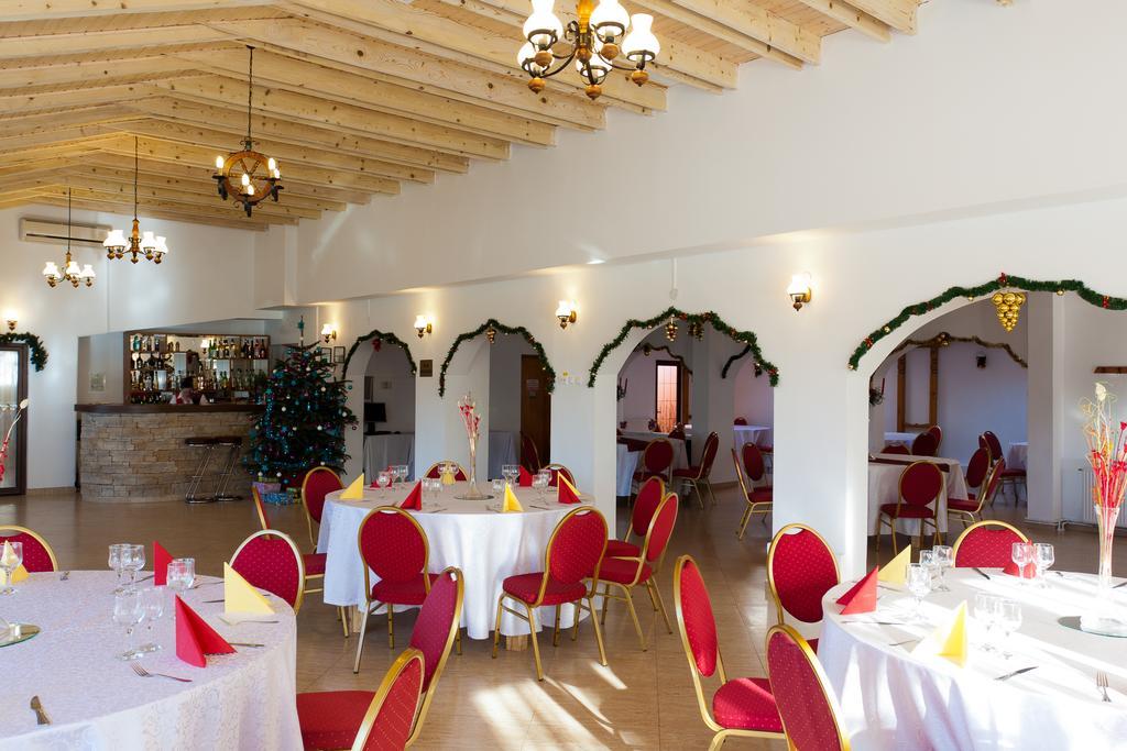 Pension Club Montana Campina Bagian luar foto