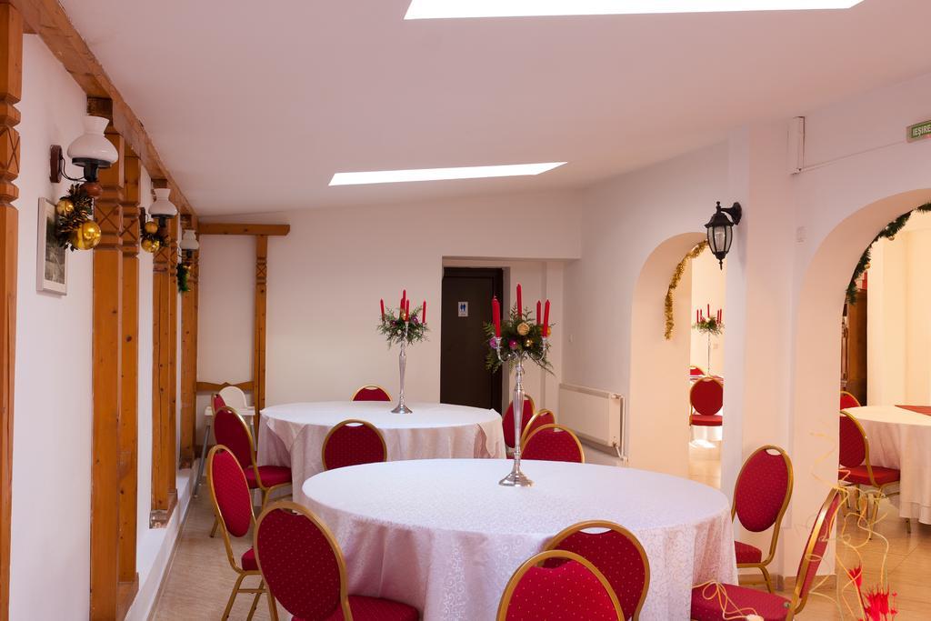 Pension Club Montana Campina Bagian luar foto