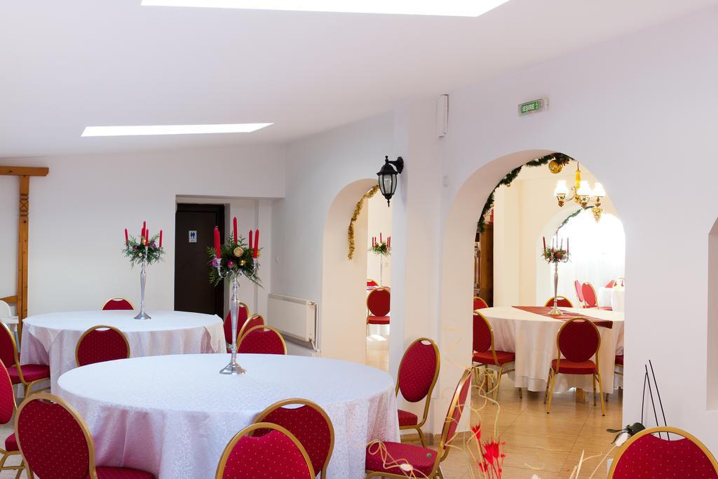 Pension Club Montana Campina Bagian luar foto