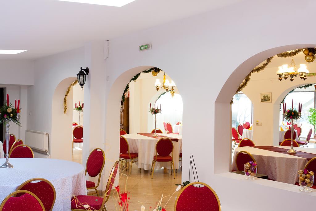 Pension Club Montana Campina Bagian luar foto