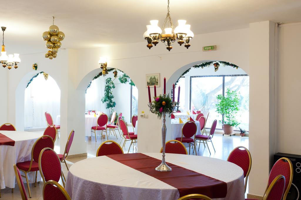 Pension Club Montana Campina Bagian luar foto