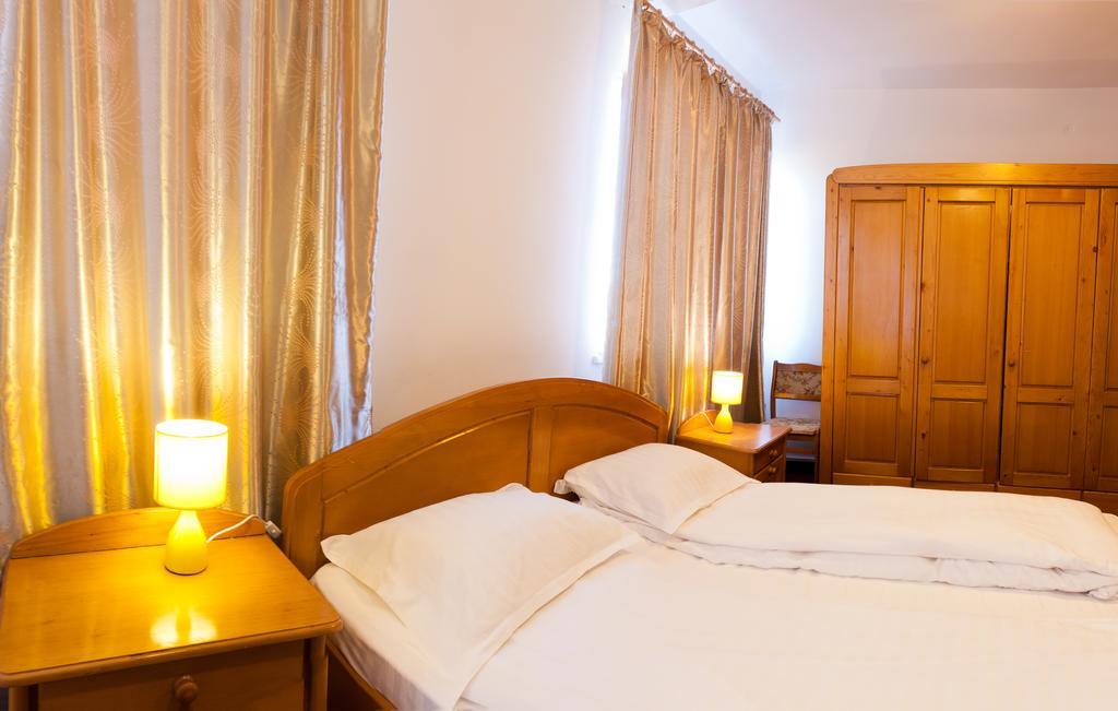 Pension Club Montana Campina Bagian luar foto