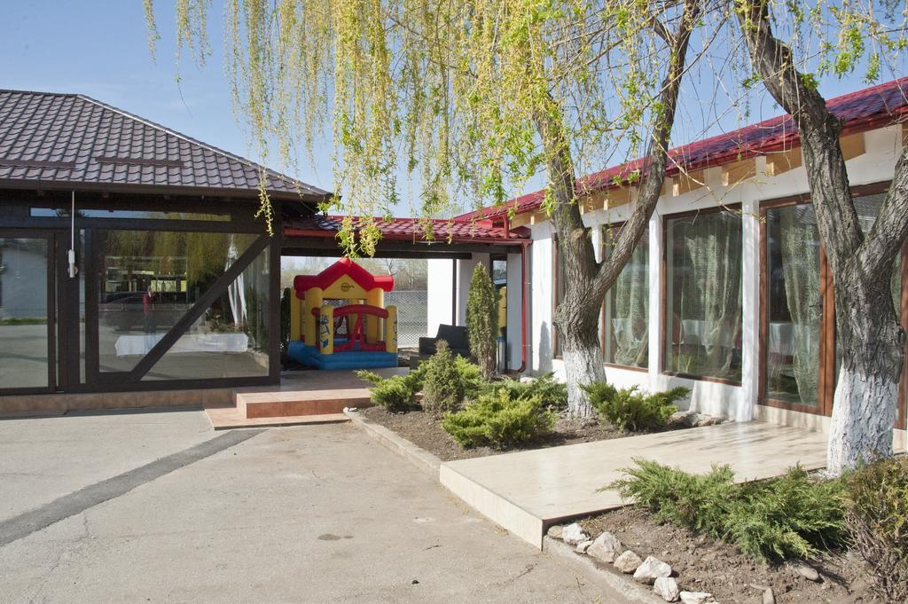 Pension Club Montana Campina Bagian luar foto