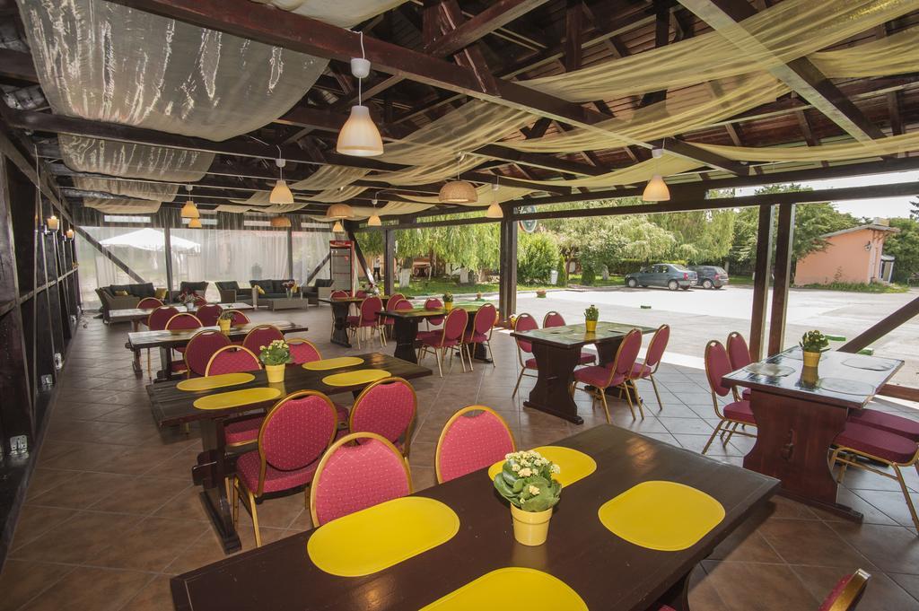 Pension Club Montana Campina Bagian luar foto