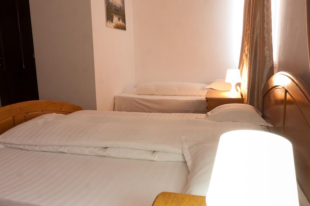 Pension Club Montana Campina Bagian luar foto