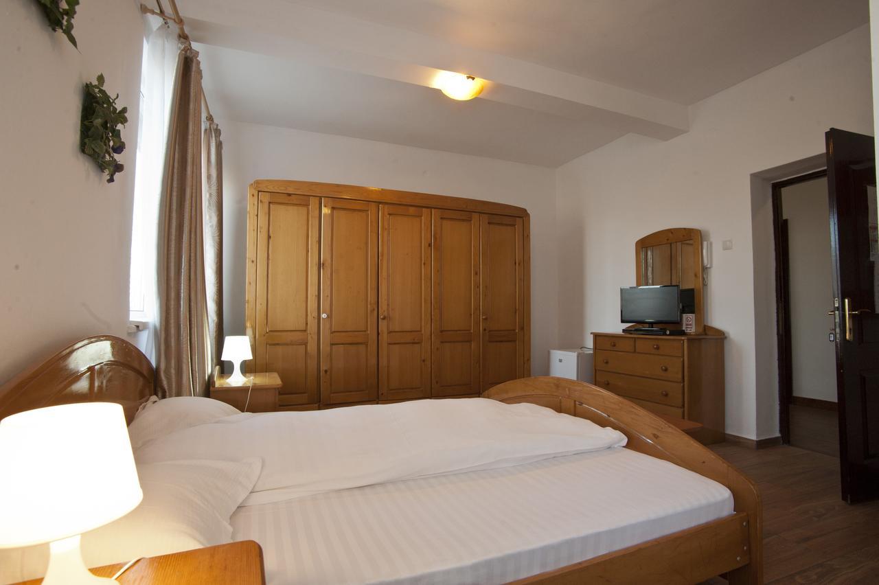 Pension Club Montana Campina Bagian luar foto