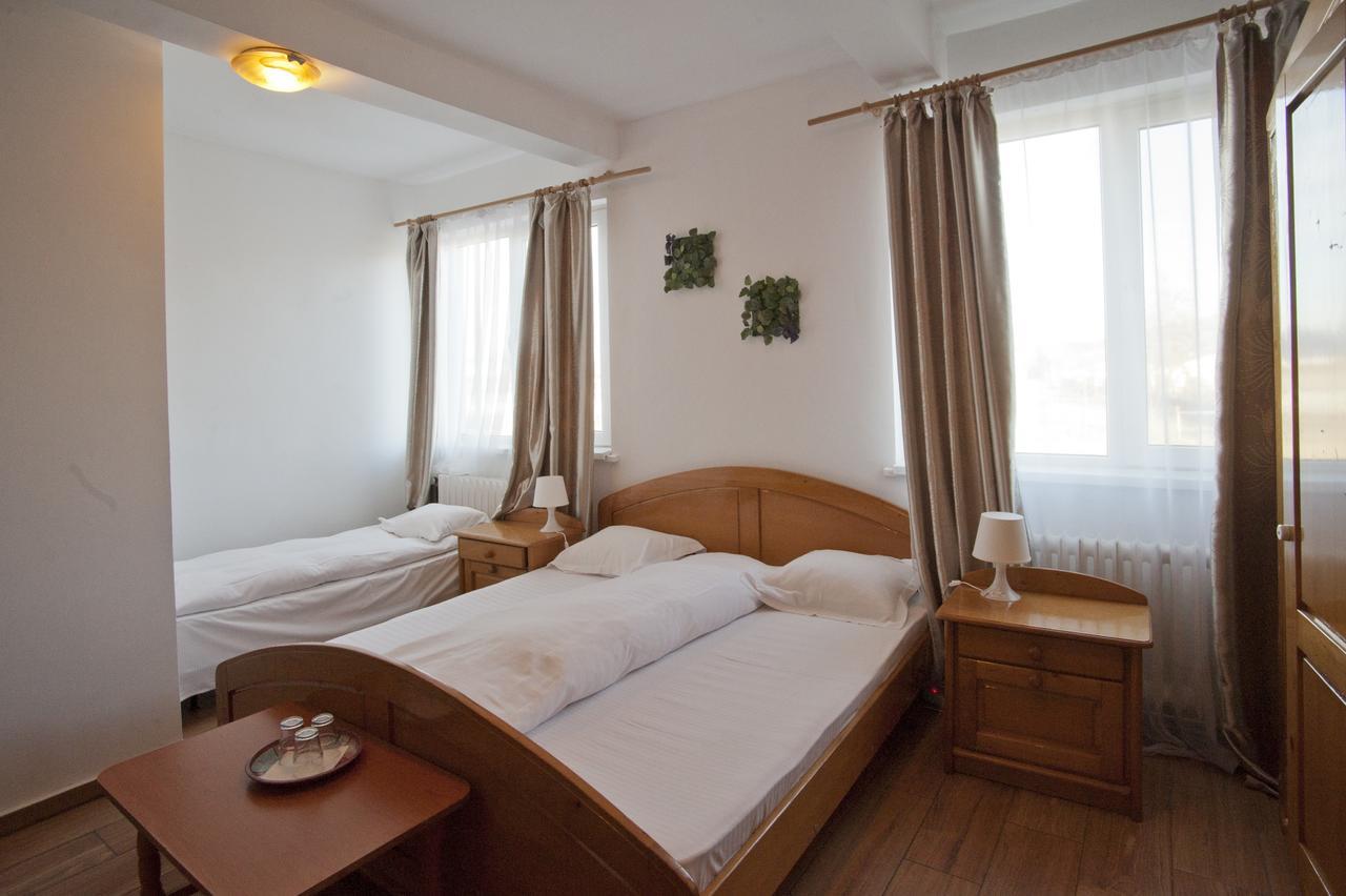 Pension Club Montana Campina Bagian luar foto