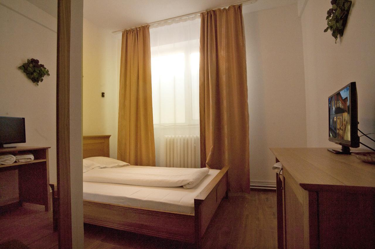 Pension Club Montana Campina Bagian luar foto