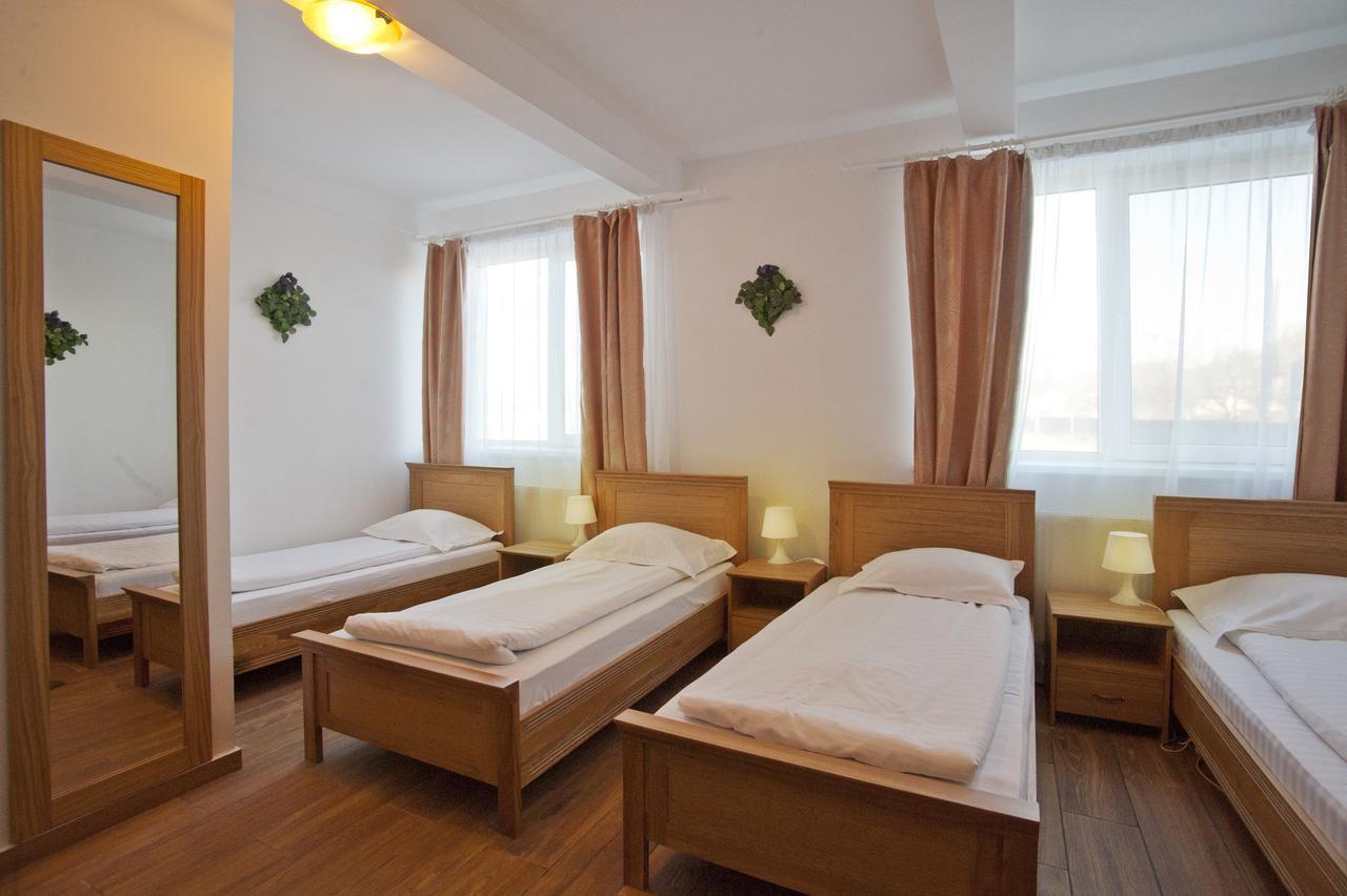 Pension Club Montana Campina Bagian luar foto